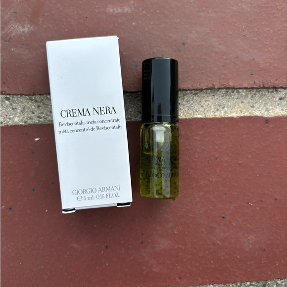 Giorgio Armani Other - Giorgio Armani Crema Nera Reviving Serum - Black and White
